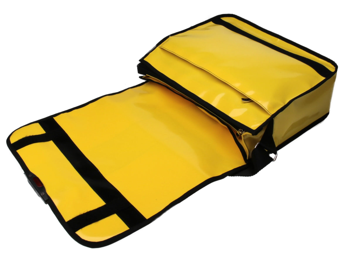 MESSENGER GIALLA. MODELLO SPOT IN TELONE CAMION.