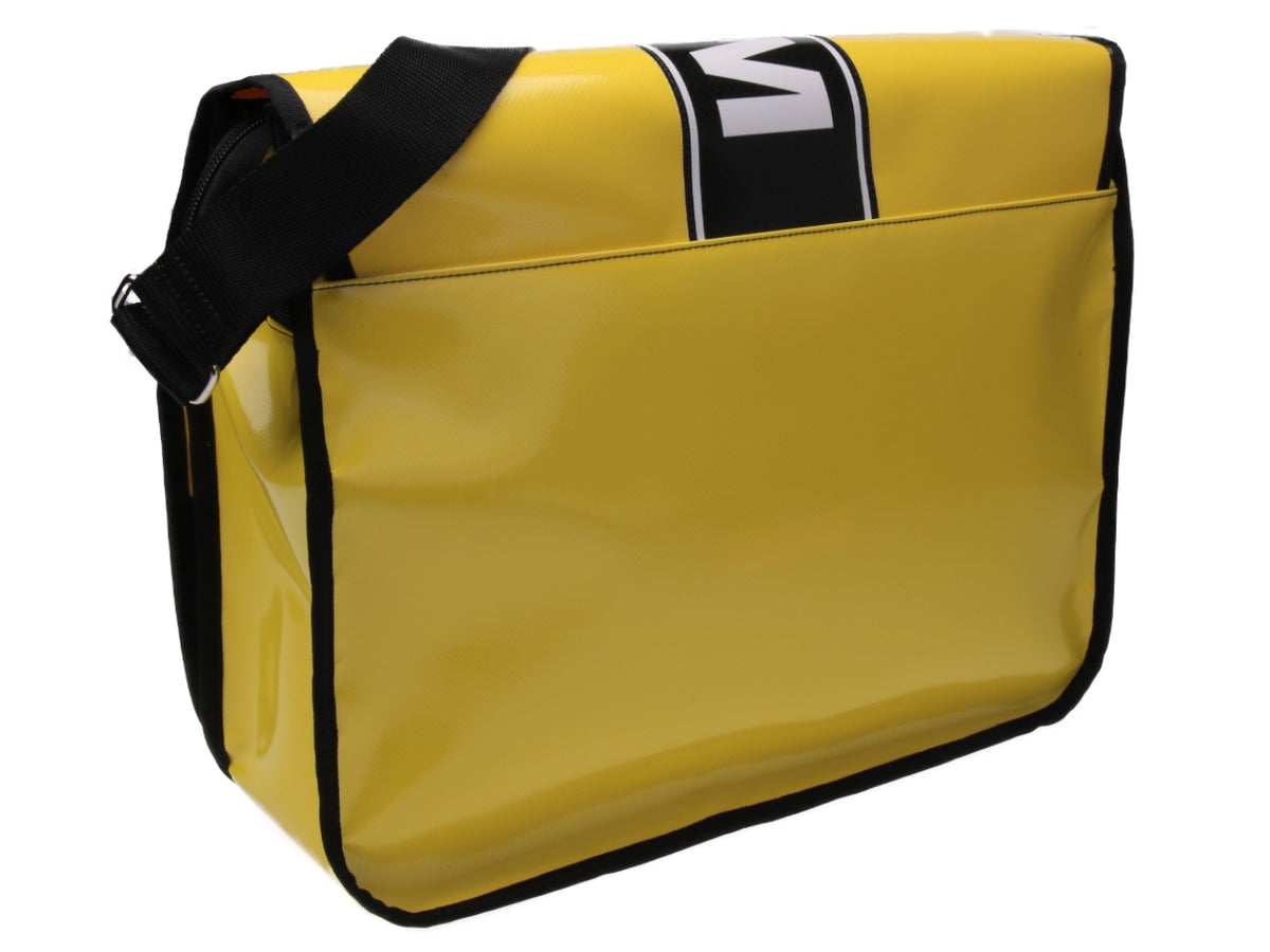 MESSENGER GIALLA. MODELLO SPOT IN TELONE CAMION.