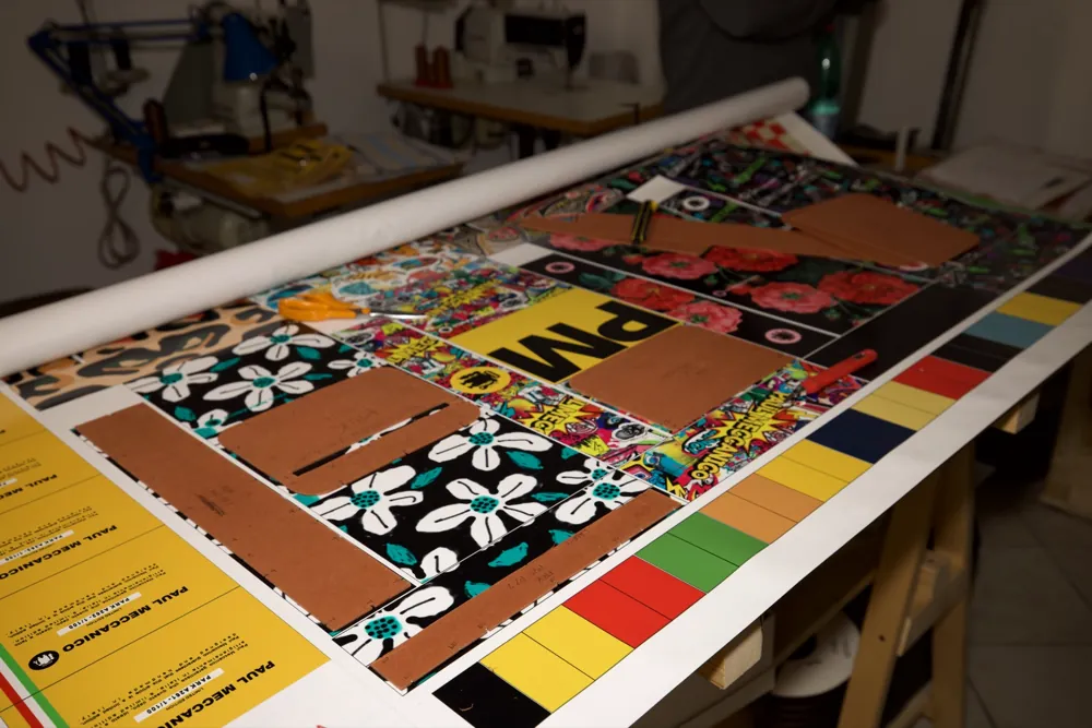 Feuilles imprimées et patrons étalés sur la table de coupe